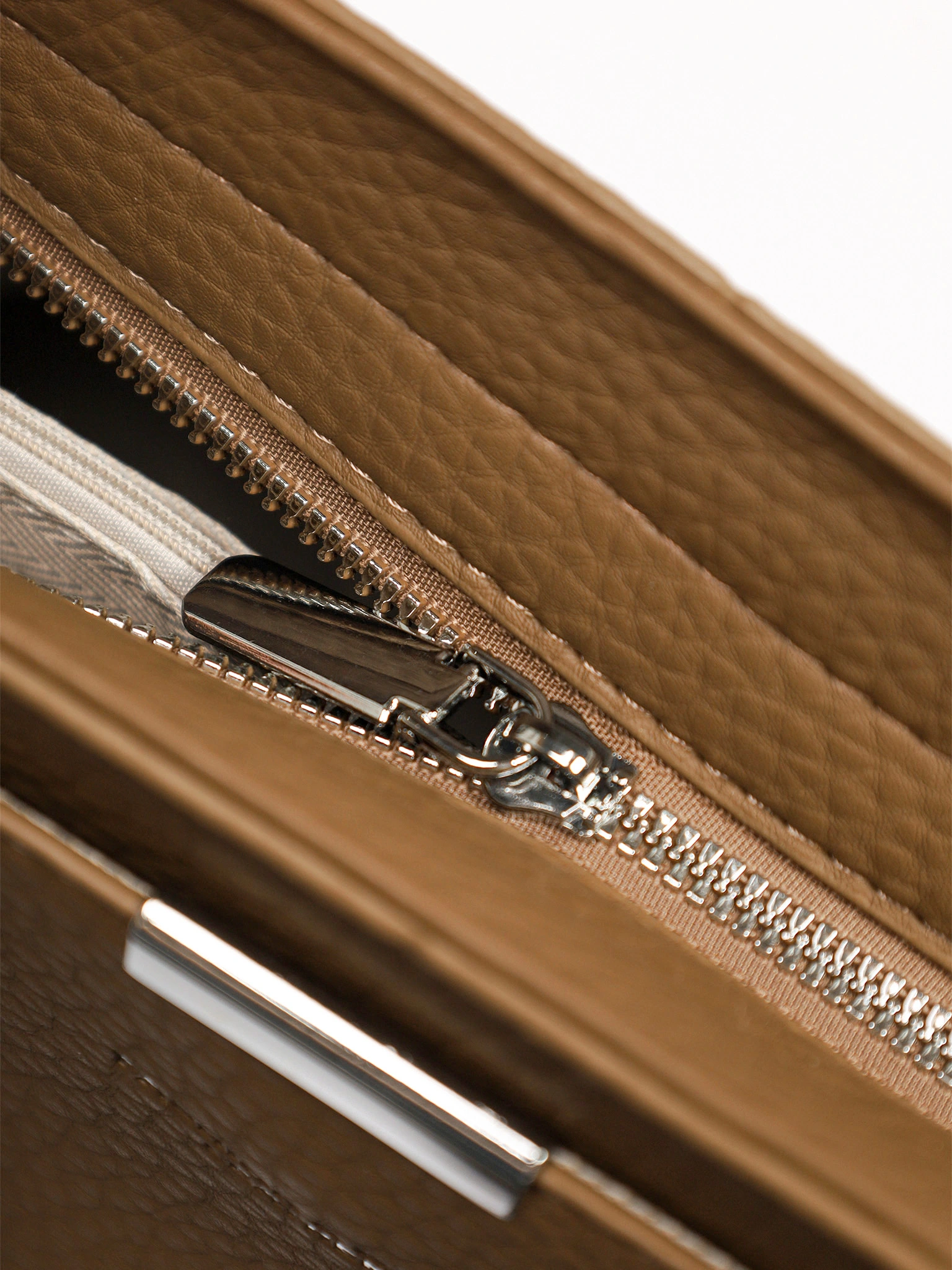 Сумка-тоут с декоративным брелком в ассортименте